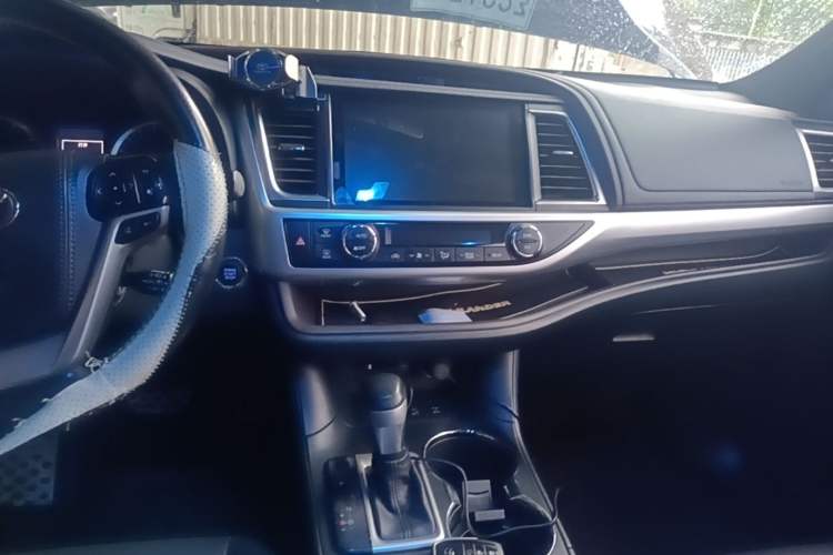 Used Toyota Highlander 2018 2.0T Four-Wheel Drive Prestige Version 7 Seats China V Emission Standard Audio And AC Panel