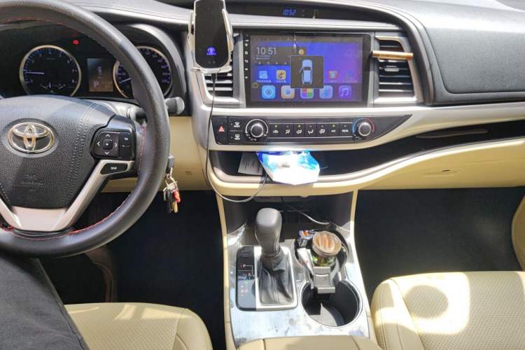 Used Toyota Highlander 2018 2.0T Two-Wheel Drive Elite Edition 7 Seats Emission Standard China V Audio And AC Panel