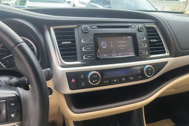 Used Toyota Highlander 2018 2.0T Four-Wheel Drive Luxury Version 7 Seats China VI Standard Audio And AC Panel