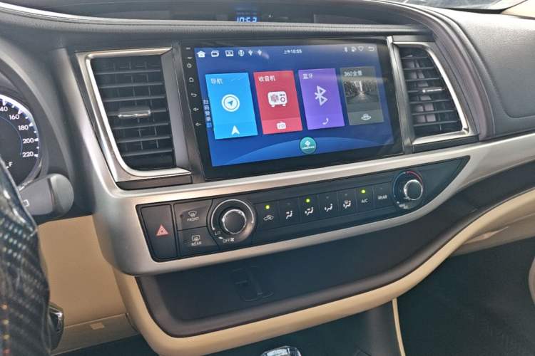 Used Toyota Highlander 2018 2.0T Two-Wheel Drive Elite Version 5 Seats China VI Standard Audio And AC Panel