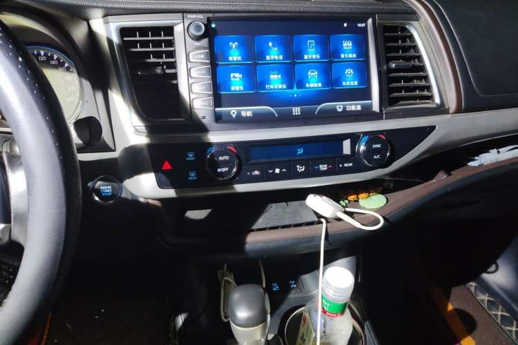 Used Toyota Highlander 2018 2.0T Four-Wheel Drive Luxury Edition 7 Seats China V Emission Standard Audio And AC Panel