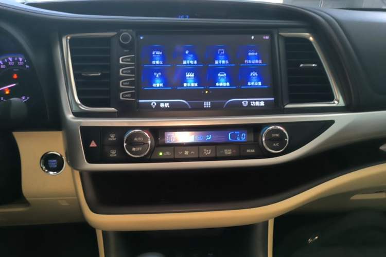 Used Toyota Highlander 2018 2.0T Four-Wheel Drive Luxury Version 7 Seats China VI Standard Audio And AC Panel