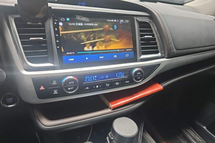Used Toyota Highlander 2018 2.0T Four-Wheel Drive Luxury Version 7 Seats China VI Standard Audio And AC Panel