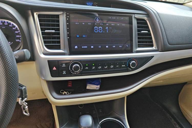 Used Toyota Highlander 2018 2.0T Four-Wheel Drive Elite Edition 7 Seats China V Standard Audio And AC Panel