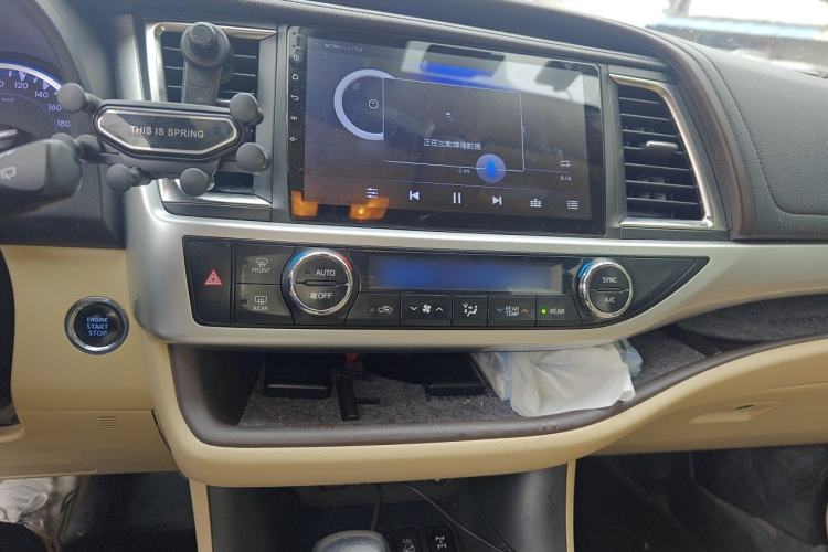 Used Toyota Highlander 2018 2.0T Four-Wheel Drive Luxury Edition 7 Seats China V Emission Standard Audio And AC Panel