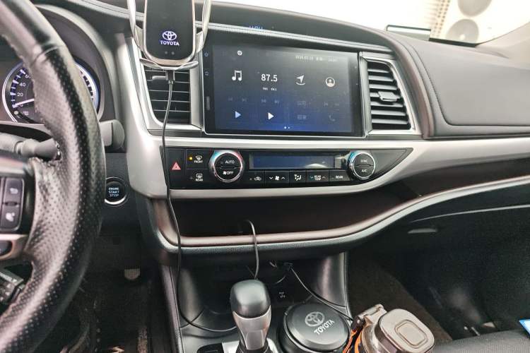 Used Toyota Highlander 2018 2.0T Four-Wheel Drive Prestige Version 7 Seats China VI Standard Audio And AC Panel