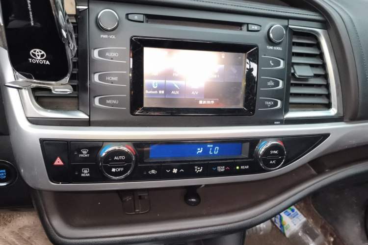 Used Toyota Highlander 2018 2.0T Four-Wheel Drive Knight Edition 7 Seats China VI Standard Audio And AC Panel