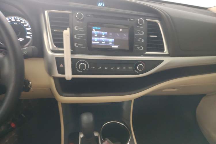 Used Toyota Highlander 2018 2.0T Two-Wheel Drive Elite Version 5 Seats China VI Standard Audio And AC Panel