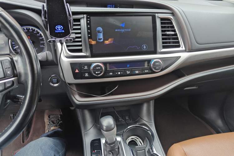Used Toyota Highlander 2018 2.0T Four-Wheel Drive Knight Edition 7 Seats China VI Standard Audio And AC Panel