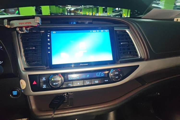 Used Toyota Highlander 2018 2.0T Four-Wheel Drive Luxury Version 7 Seats China VI Standard Audio And AC Panel