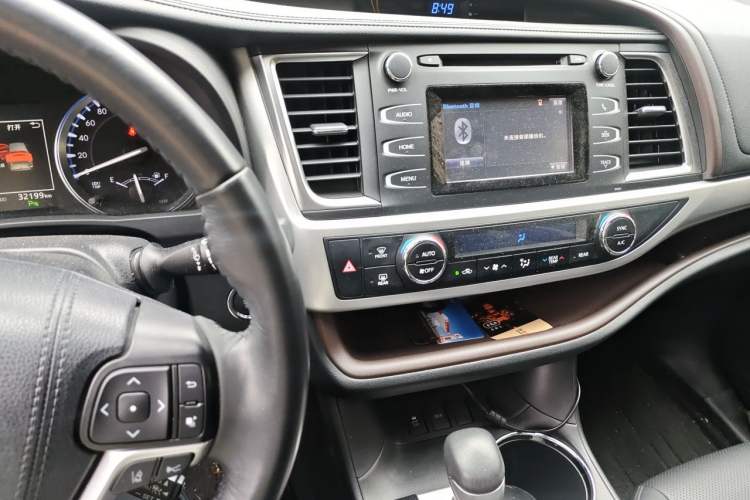 Used Toyota Highlander 2018 2.0T Two-Wheel Drive Luxury Edition 7 Seats China VI Standard Audio And AC Panel
