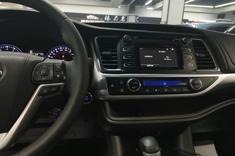 Used Toyota Highlander 2018 2.0T Four-Wheel Drive Luxury Edition 7 Seats China V Emission Standard Audio And AC Panel