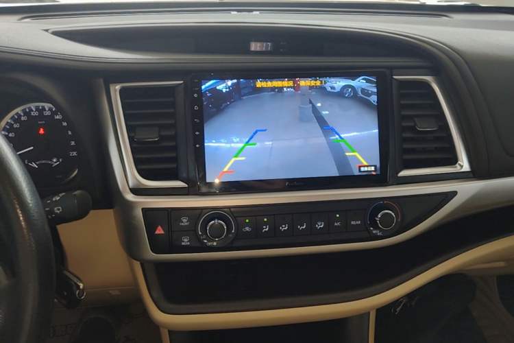 Used Toyota Highlander 2018 2.0T Two-Wheel Drive Elite Version 5 Seats China VI Standard Audio And AC Panel