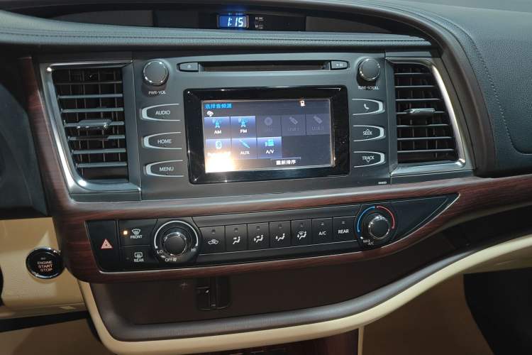 Used Toyota Highlander 2018 2.0T Four-Wheel Drive Elite Edition 7 Seats China V Standard Audio And AC Panel