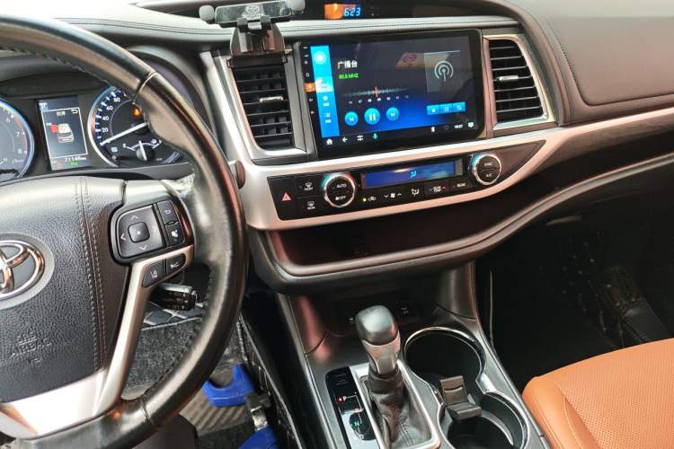 Used Toyota Highlander 2018 2.0T Four-Wheel Drive Knight Edition 7 Seats China VI Standard Audio And AC Panel