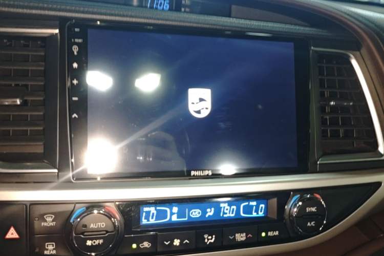 Used Toyota Highlander 2018 2.0T Four-Wheel Drive Luxury Version 7 Seats China VI Standard Audio And AC Panel