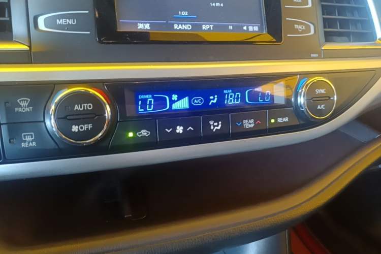 Used Toyota Highlander 2018 2.0T Four-Wheel Drive Luxury Version 7 Seats China VI Standard Audio And AC Panel