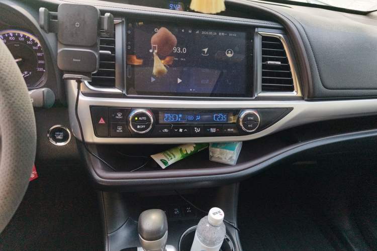 Used Toyota Highlander 2018 2.0T Four-Wheel Drive Prestige Version 7 Seats China V Emission Standard Audio And AC Panel