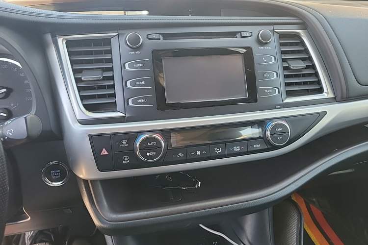 Used Toyota Highlander 2018 2.0T Four-Wheel Drive Luxury Version 7 Seats China VI Standard Audio And AC Panel