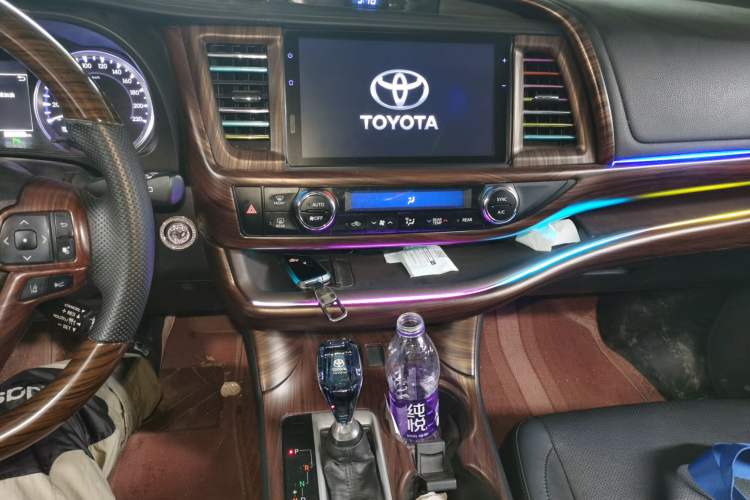 Used Toyota Highlander 2018 2.0T Two-Wheel Drive Prestige Edition 7 Seats China VI Standard Audio And AC Panel
