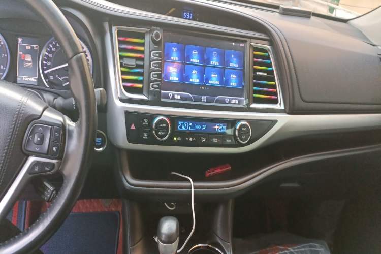 Used Toyota Highlander 2018 2.0T Four-Wheel Drive Luxury Version 7 Seats China VI Standard Audio And AC Panel