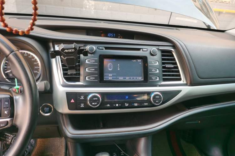 Used Toyota Highlander 2018 2.0T Four-Wheel Drive Luxury Edition 7 Seats China V Emission Standard Audio And AC Panel