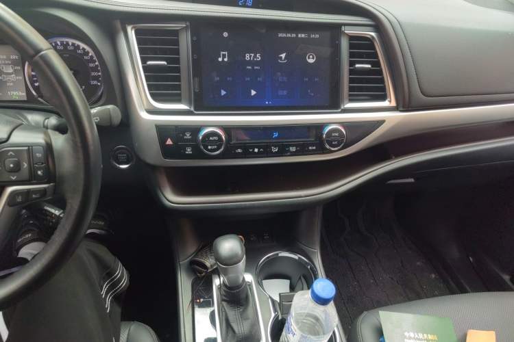 Used Toyota Highlander 2018 2.0T Four-Wheel Drive Prestige Version 7 Seats China VI Standard Audio And AC Panel