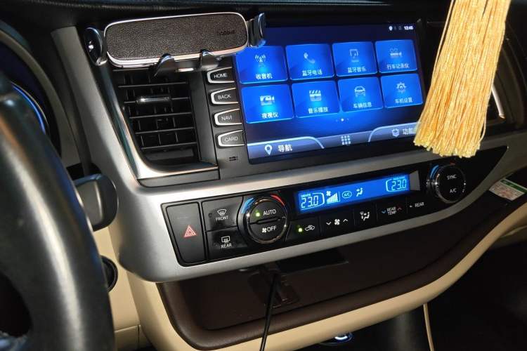 Used Toyota Highlander 2018 2.0T Four-Wheel Drive Luxury Edition 7 Seats China V Emission Standard Audio And AC Panel
