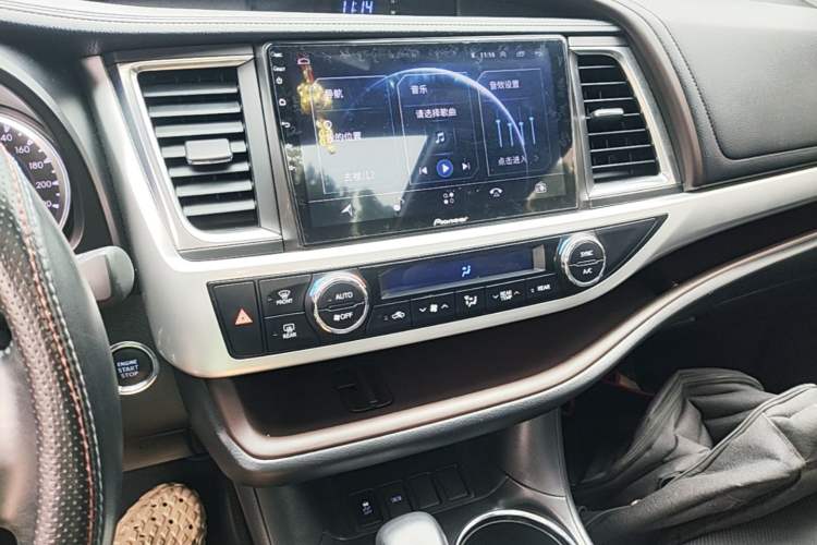 Used Toyota Highlander 2018 2.0T Two-Wheel Drive Luxury Edition 7 Seats China VI Standard Audio And AC Panel