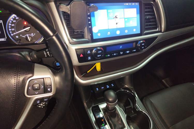 Used Toyota Highlander 2018 2.0T Four-Wheel Drive Prestige Version 7 Seats China V Emission Standard Audio And AC Panel