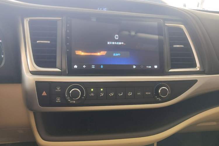 Used Toyota Highlander 2018 2.0T Two-Wheel Drive Elite Version 5 Seats China VI Standard Audio And AC Panel