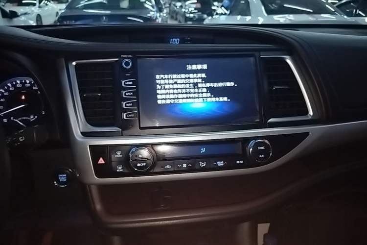 Used Toyota Highlander 2018 2.0T Four-Wheel Drive Luxury Version 7 Seats China VI Standard Audio And AC Panel