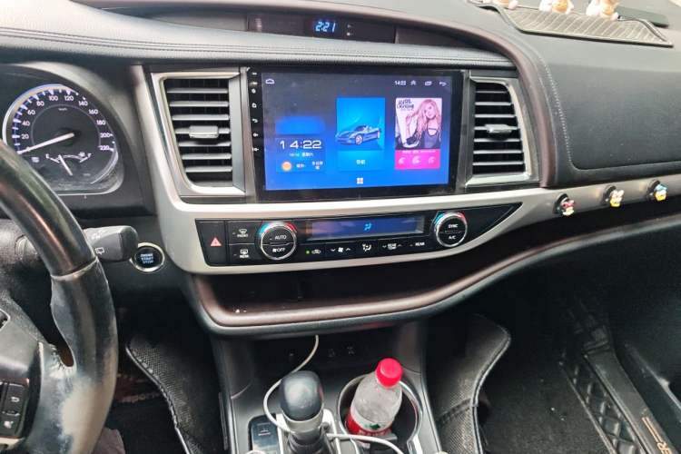 Used Toyota Highlander 2018 2.0T Four-Wheel Drive Luxury Version 7 Seats China VI Standard Audio And AC Panel