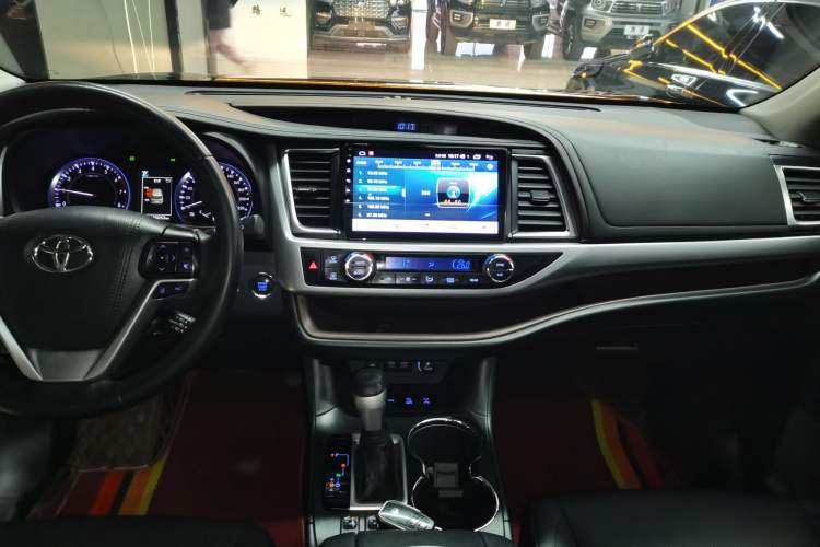 Used Toyota Highlander 2018 2.0T Four-Wheel Drive Luxury Version 7 Seats China VI Standard Audio And AC Panel