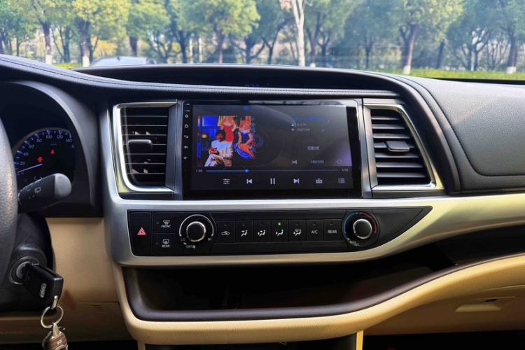 Used Toyota Highlander 2018 2.0T Four-Wheel Drive Elite Edition 7 Seats China V Standard Audio And AC Panel