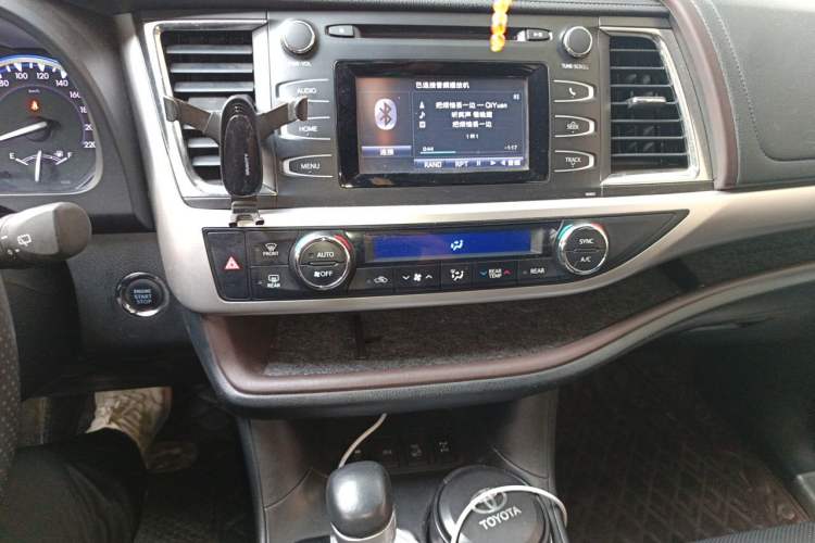 Used Toyota Highlander 2018 2.0T Four-Wheel Drive Luxury Edition 7 Seats China V Emission Standard Audio And AC Panel