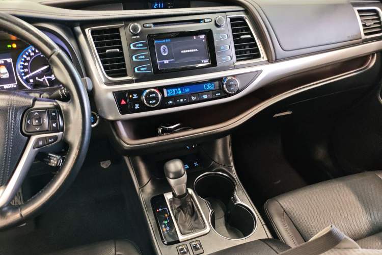 Used Toyota Highlander 2018 2.0T Four-Wheel Drive Luxury Edition 7 Seats China V Emission Standard Audio And AC Panel
