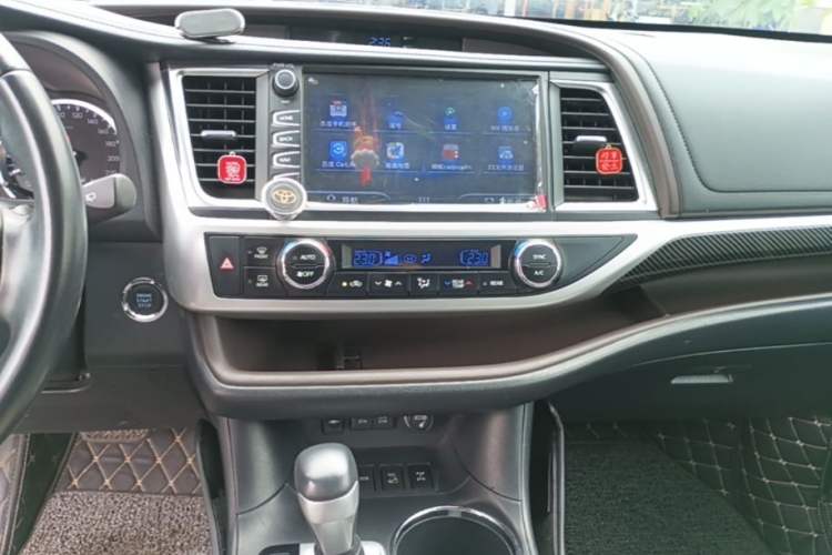 Used Toyota Highlander 2018 2.0T Four-Wheel Drive Luxury Version 7 Seats China VI Standard Audio And AC Panel