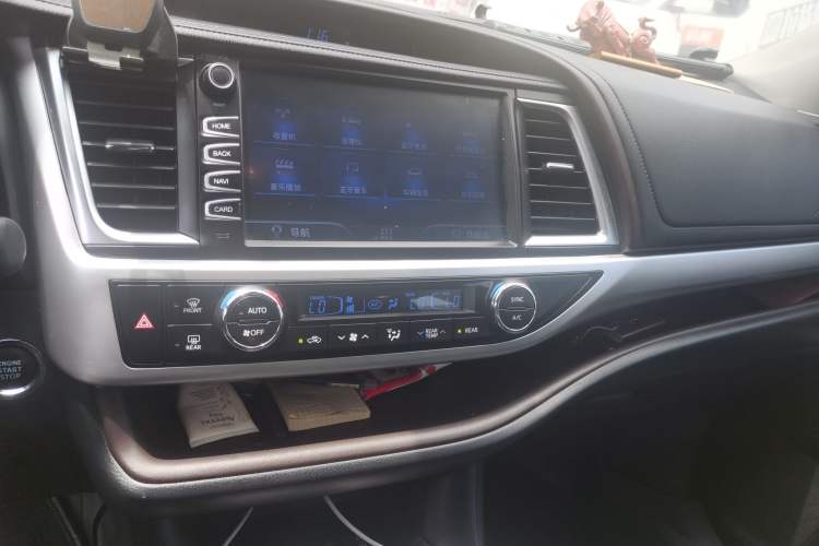 Used Toyota Highlander 2018 2.0T Four-Wheel Drive Luxury Version 7 Seats China VI Standard Audio And AC Panel