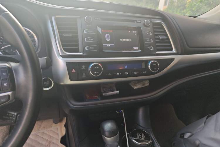 Used Toyota Highlander 2018 2.0T Four-Wheel Drive Luxury Version 7 Seats China VI Standard Audio And AC Panel