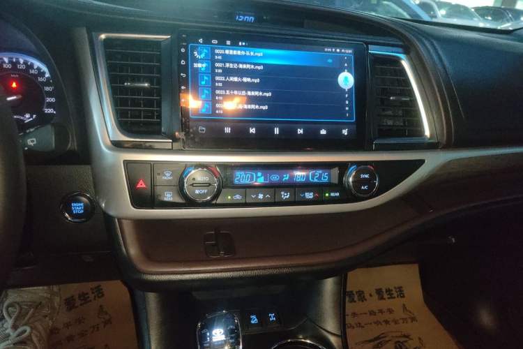 Used Toyota Highlander 2018 2.0T Four-Wheel Drive Knight Edition 7 Seats China VI Standard Audio And AC Panel