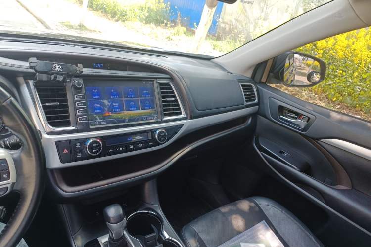 Used Toyota Highlander 2018 2.0T Four-Wheel Drive Luxury Edition 7 Seats China V Emission Standard Audio And AC Panel