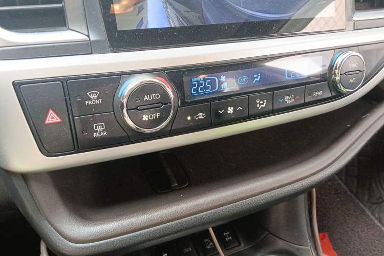 Used Toyota Highlander 2018 2.0T Four-Wheel Drive Luxury Version 7 Seats China VI Standard Audio And AC Panel