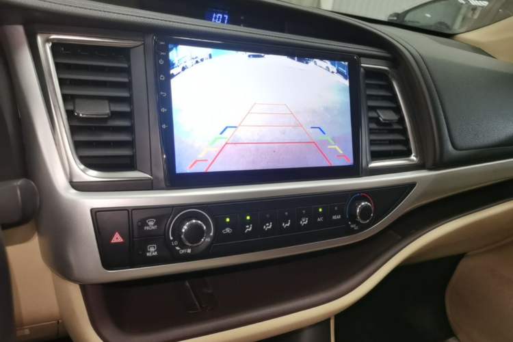 Used Toyota Highlander 2018 2.0T Four-Wheel Drive Elite Edition 7 Seats China V Standard Audio And AC Panel