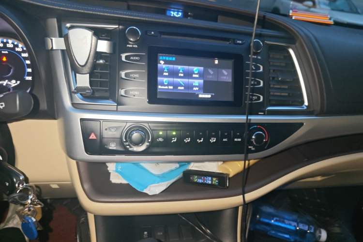 Used Toyota Highlander 2018 2.0T Two-Wheel Drive Elite Version 5 Seats China VI Standard Audio And AC Panel