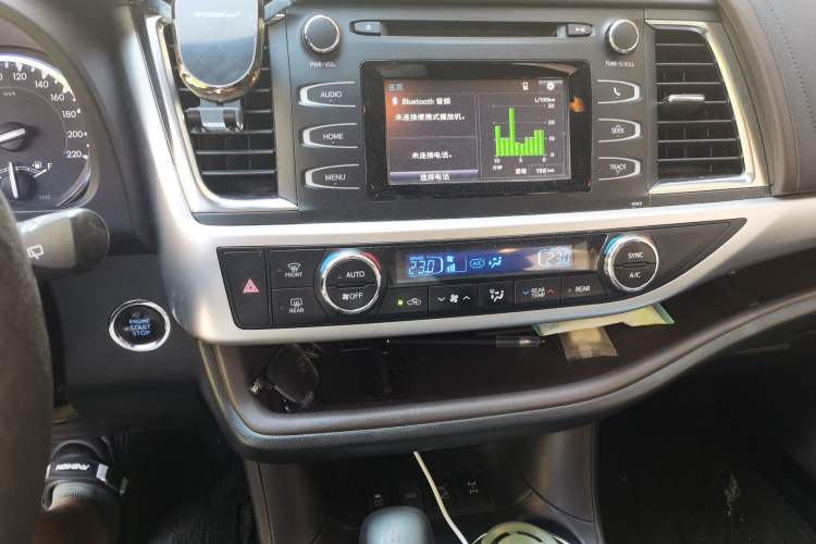 Used Toyota Highlander 2018 2.0T Four-Wheel Drive Luxury Edition 7 Seats China V Emission Standard Audio And AC Panel