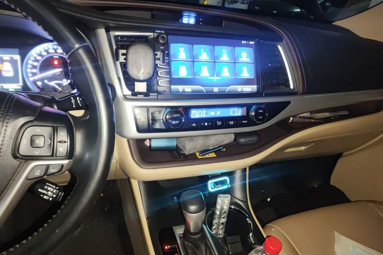 Used Toyota Highlander 2018 2.0T Four-Wheel Drive Luxury Version 7 Seats China VI Standard Audio And AC Panel