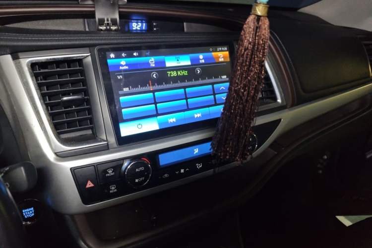 Used Toyota Highlander 2018 2.0T Four-Wheel Drive Luxury Edition 7 Seats China V Emission Standard Audio And AC Panel