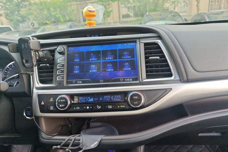 Used Toyota Highlander 2018 2.0T Four-Wheel Drive Luxury Version 7 Seats China VI Standard Audio And AC Panel