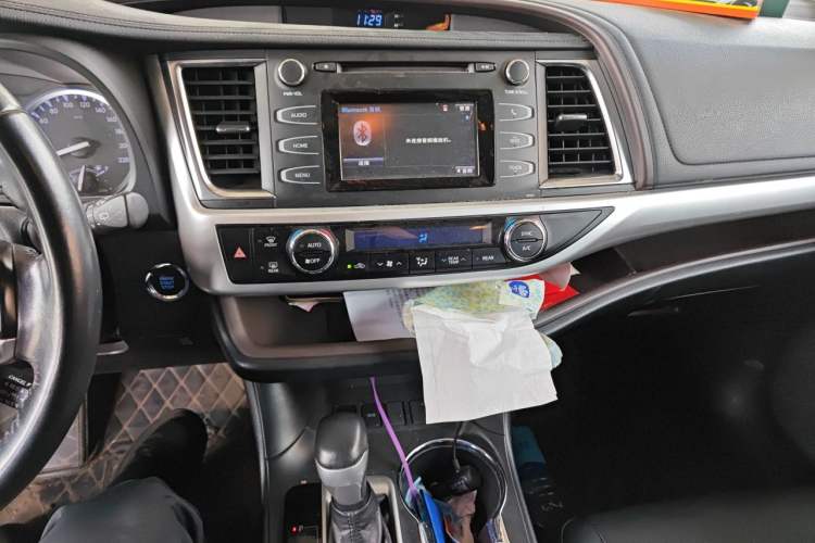 Used Toyota Highlander 2018 2.0T Two-Wheel-Drive Luxury Edition 7 Seats Emission Standard China V Audio And AC Panel
